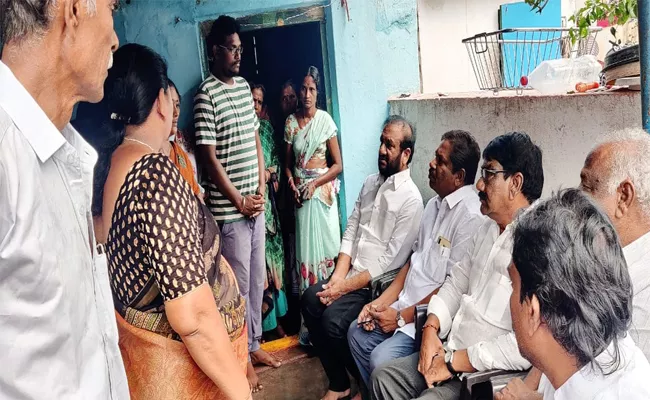 MLA Nallapareddy Prasannakumar Reddy Helps to TDP Activist Familys - Sakshi