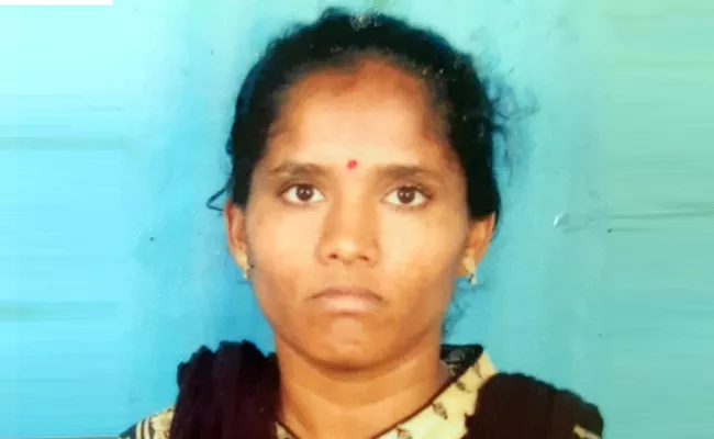 Woman Assassinated In Front Of Children Karnataka - Sakshi