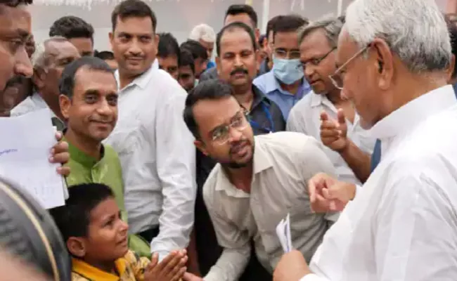 Bihar Boy Approached Pleaded Nitish Kumar Admitted Into Private School  - Sakshi