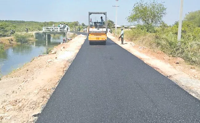 Repairs to rural roads with Rs 1000 Crores in Andhra Pradesh - Sakshi