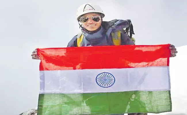 Telangana Mountaineer Anvitha Reddy Climbed Mount Everest - Sakshi