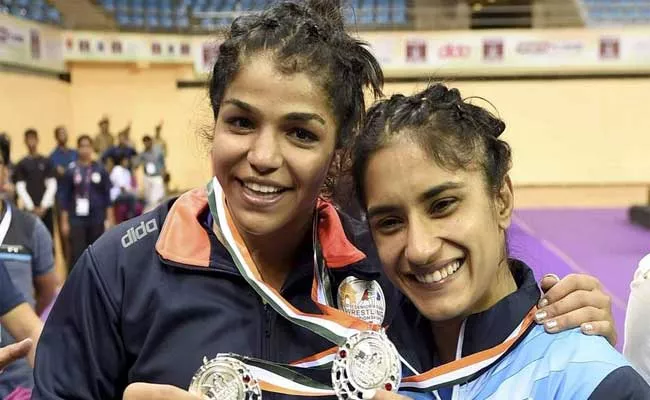 Vinesh Phogat, Sakshi Malik Book CWG Berths