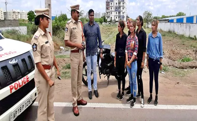 Gujarati Girls Hulchul On The Road At Guntur - Sakshi