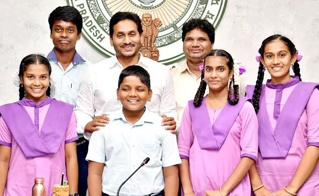 Bendapudi ZP High School Students Meet CM YS Jagan - Sakshi