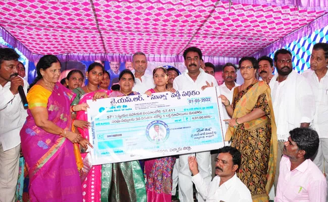 Pinnelli Rama Krishna Reddy Check Handed Over to Dwcra Members - Sakshi