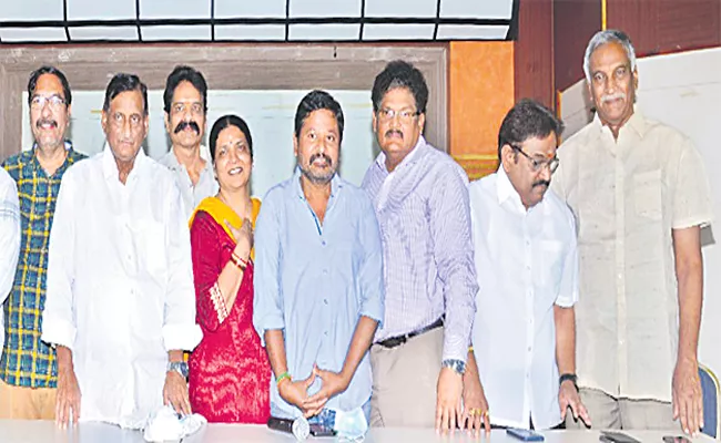 tammareddy bharadwaja comments on Thumbnails, piracy - Sakshi