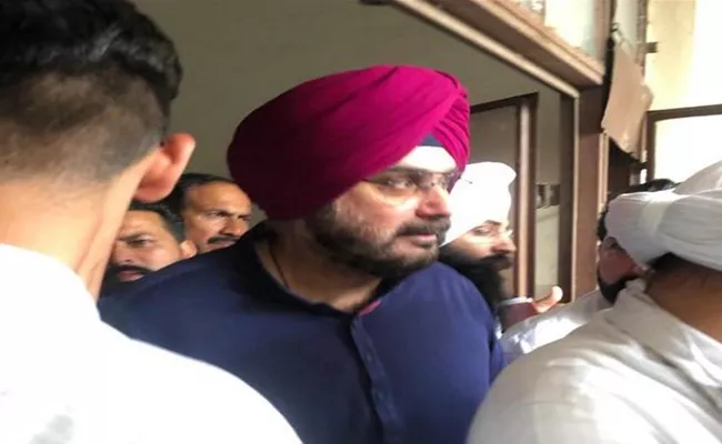 Navjot Singh Sidhu Surrenders Patiala Court - Sakshi