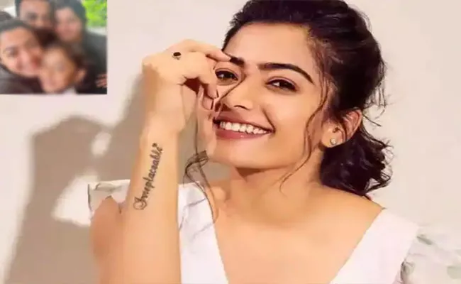 Rashmika Mandanna Poses For Perfect Family Picture With Parents And Sister - Sakshi