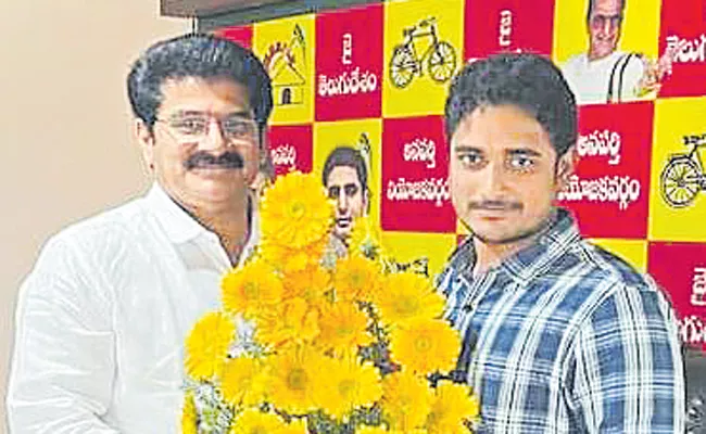 Cricket betting at home of TDP youth leader - Sakshi