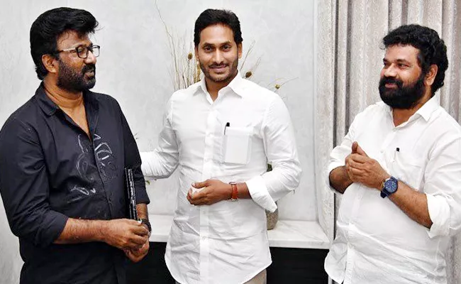 Director Jonnalagadda Srinivas Meets AP CM YS Jagan Mohan Reddy - Sakshi