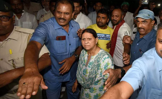 Lalu Yadav Wife Rabri Devi Slapped RJD Supporters - Sakshi