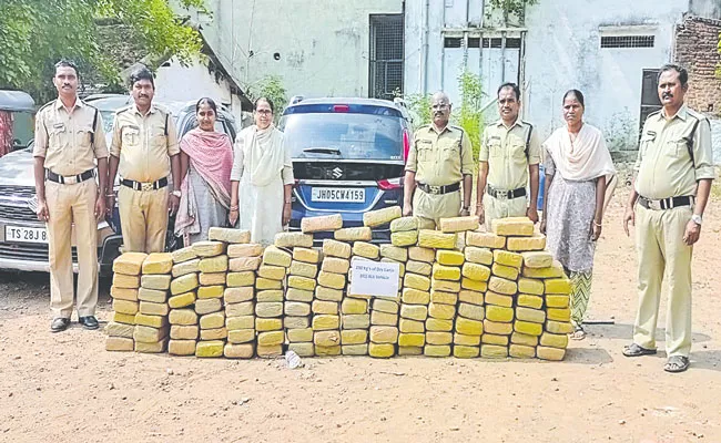 Bhadrachalam Excise Officials Seized 300 Kg Ganja Worth Rs 90 Lakh - Sakshi