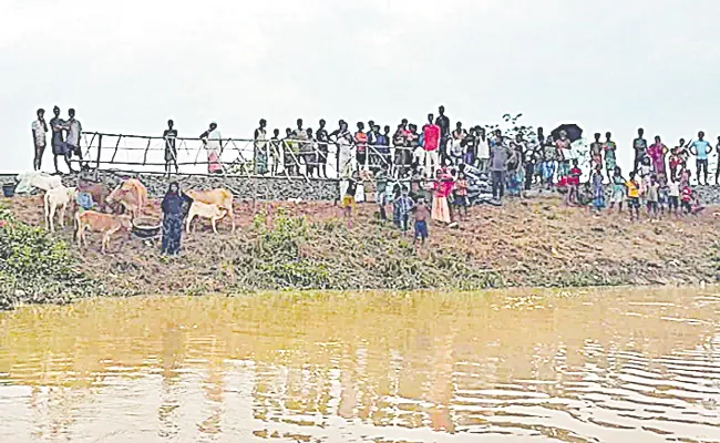 Assam Floods: Over 500 families in Assam live on railway tracks as flood - Sakshi