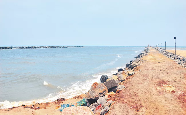 Juvvaladinne fishing harbor Construction faster Andhra Pradesh - Sakshi