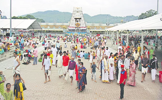 Devotees Rush to Srivari Darshanam - Sakshi