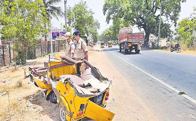 Road Accident: Auto Accident 3 People Died In Warangal Khammam National Highway - Sakshi