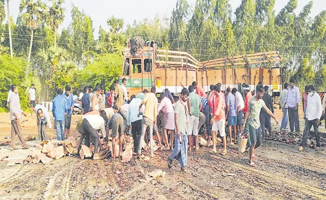 Beer bottles Lorry Accident At Prakasam District - Sakshi