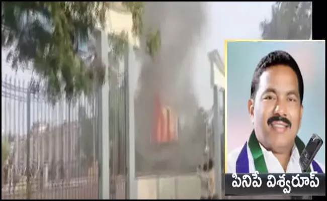 Protesters Set Fire to Minister Vishwaroops house in Konaseema - Sakshi