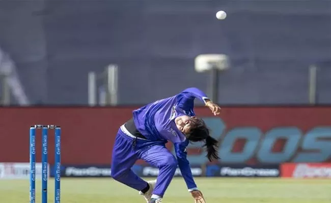 Spinners Unique Bowling Action In Womens T20 Challenge - Sakshi