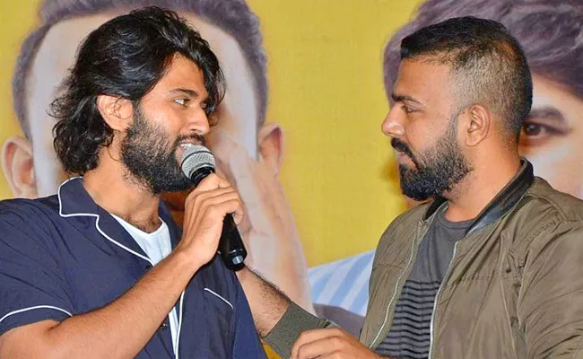 Director Tharun Bhascker Share Vijay Devarakonda Pelli Choopulu Movie Incident - Sakshi