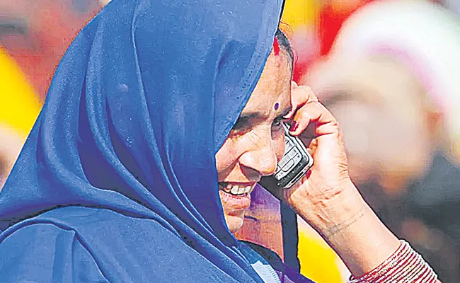 Only 54 Percentage Women Use Mobile Phone NFHS - Sakshi