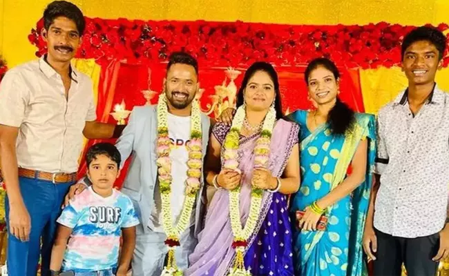 Comedian Kiraak RP Engagement Photos Goes Viral - Sakshi