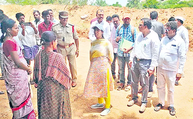 Collector Nagalakshmi Selvarajan Met Daily Labours - Sakshi