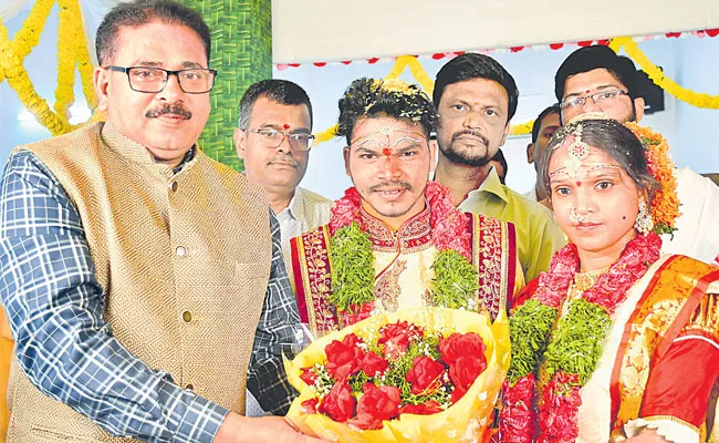 Hyderabad: Telangana Govt Official Help Orphan Girl Wedding - Sakshi