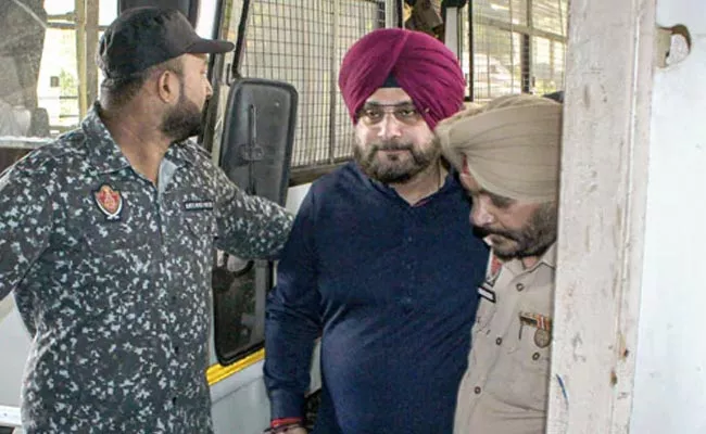 Navjot Sidhu Work As Clerk In Patiala Jail - Sakshi