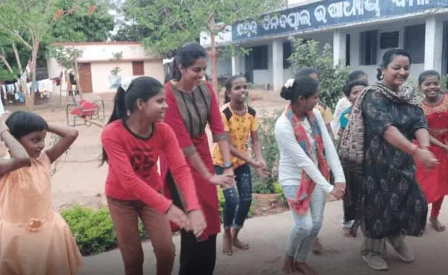 Orissa: Nabarangpur Sp Dance School Childrens Video Goes Viral - Sakshi