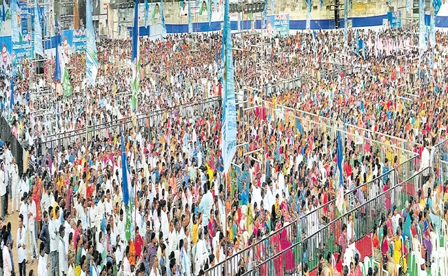 Ysrcp Samajika Nyaya Bhari Bus Yatra for Huge Response From People in Rajahmundry - Sakshi