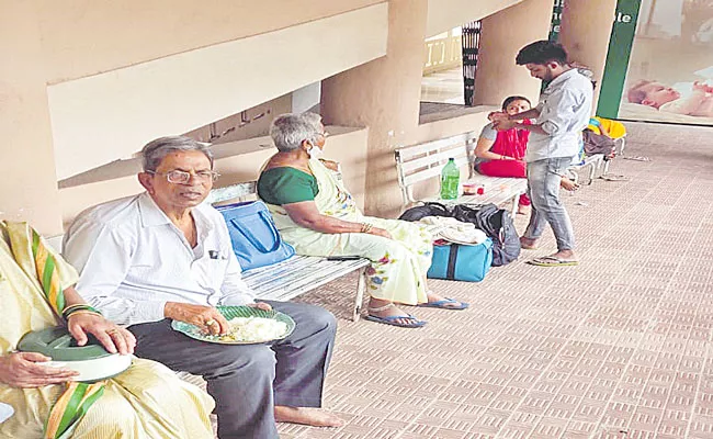 Telangana: Tarnaka RTC Hospital Patients Eating Food From Hotel - Sakshi