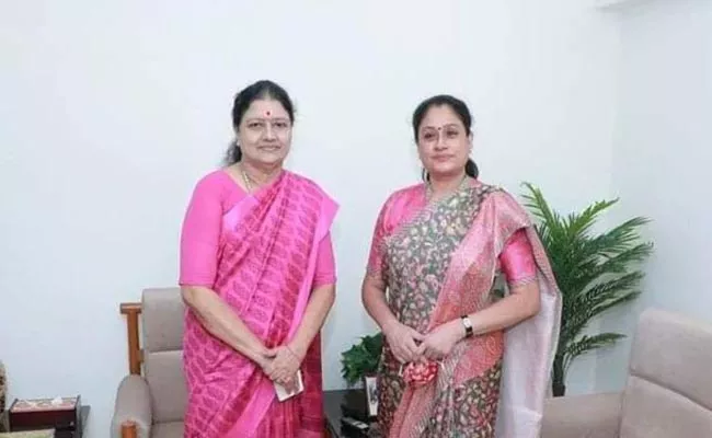 BJP Leader Vijayashanti Meets Sasikala - Sakshi