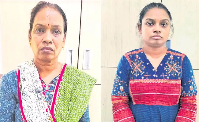 Mothers And Daughter Commit Theft Hope Buying Expensive Sarees - Sakshi