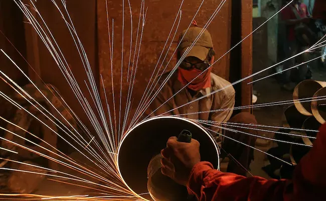 India Manufacturing Pmi Rises To 54.7 In April - Sakshi