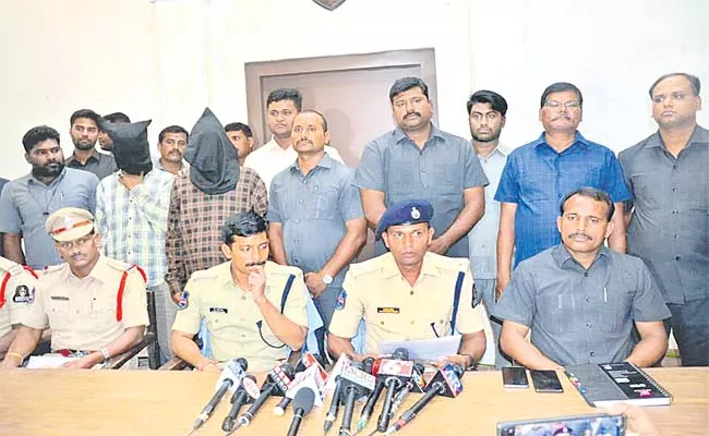 Police Arrested A Man Encourage Snatching And Give Bail - Sakshi