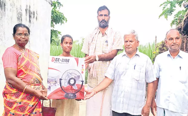 Tamil Nadu: Teachers Says Free Fan For Students Joined In Telugu Medium - Sakshi