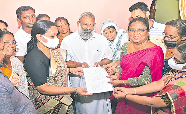 Kerala Couple cancels Haj plan, donates land for Life Mission preoject - Sakshi