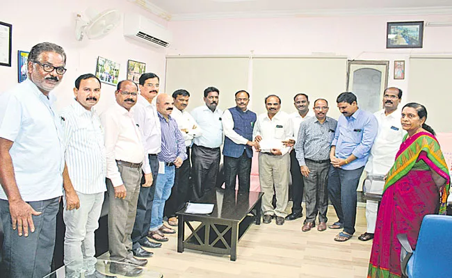 Kakatiya University Officers Give Promotion One Day Before Retirement - Sakshi