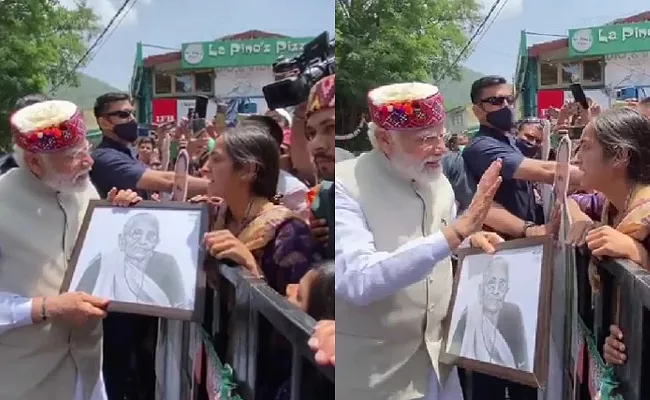 Pm Narendra Modi Shimla Visit: Stops Car To Accept Portrait Of His Mother Shimla - Sakshi