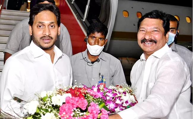 CM YS Jagan Returns India From Davos Tour - Sakshi