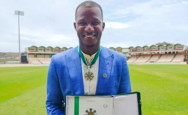 Darren Sammy receives civil award Sitara e Pakistan - Sakshi