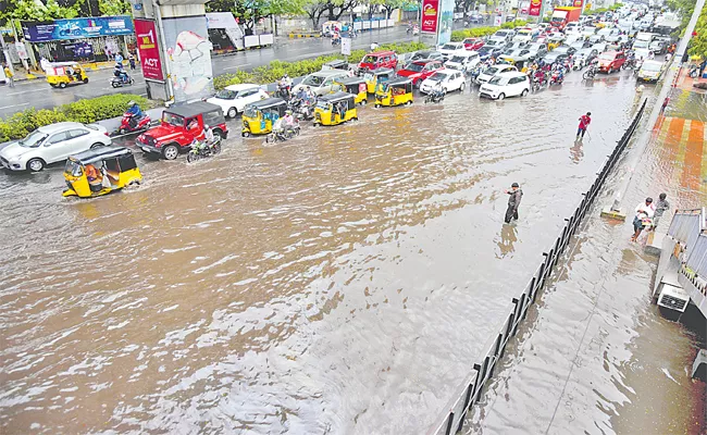 Heavy rain With Wind In Wednesday Early Morning At Telangana - Sakshi