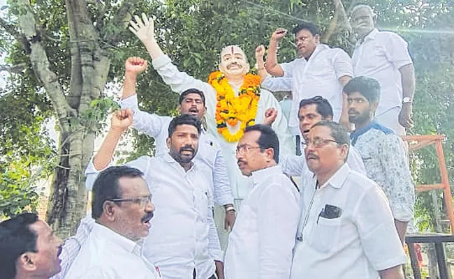 Destroyed statue of YSR at Parvathipuram Manyam District - Sakshi