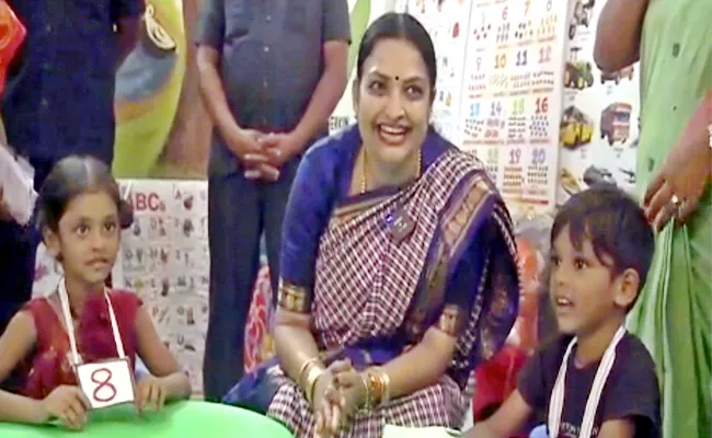 AP Minister Ushasree Charan With Childrens Of Anganwadi At Vizag - Sakshi