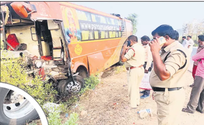 Private Travels bus collided with a lorry In Gopavaram - Sakshi