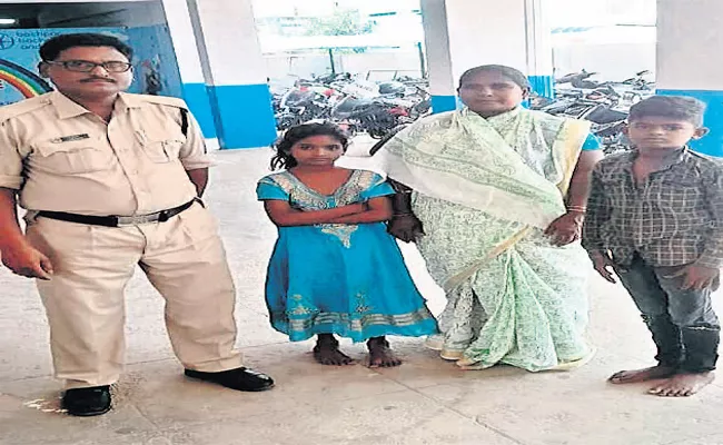 Childrens Came Without Being Told To See Mother At Vizayanagaram - Sakshi