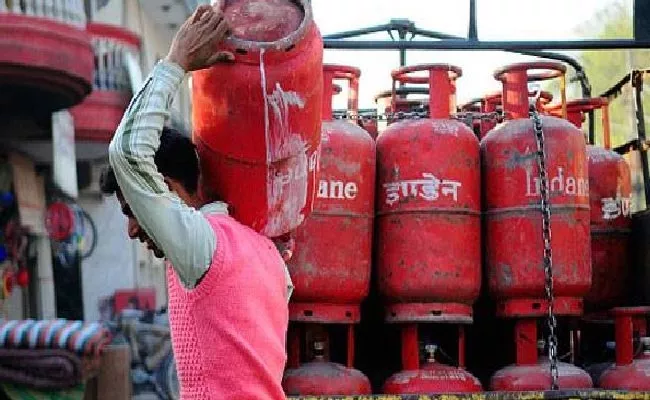 Domestic Gas Cylinder Price Increased By 50 Rupees - Sakshi