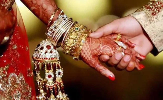 HYD Man Cheats And Marries Three Women And try To Marry Another - Sakshi