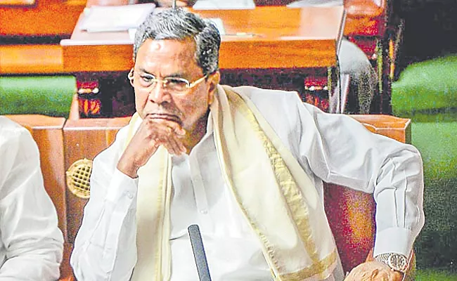 Big shock to Karnataka Congress, Former CM Siddaramaiah in Taunt Aimed at BJP - Sakshi